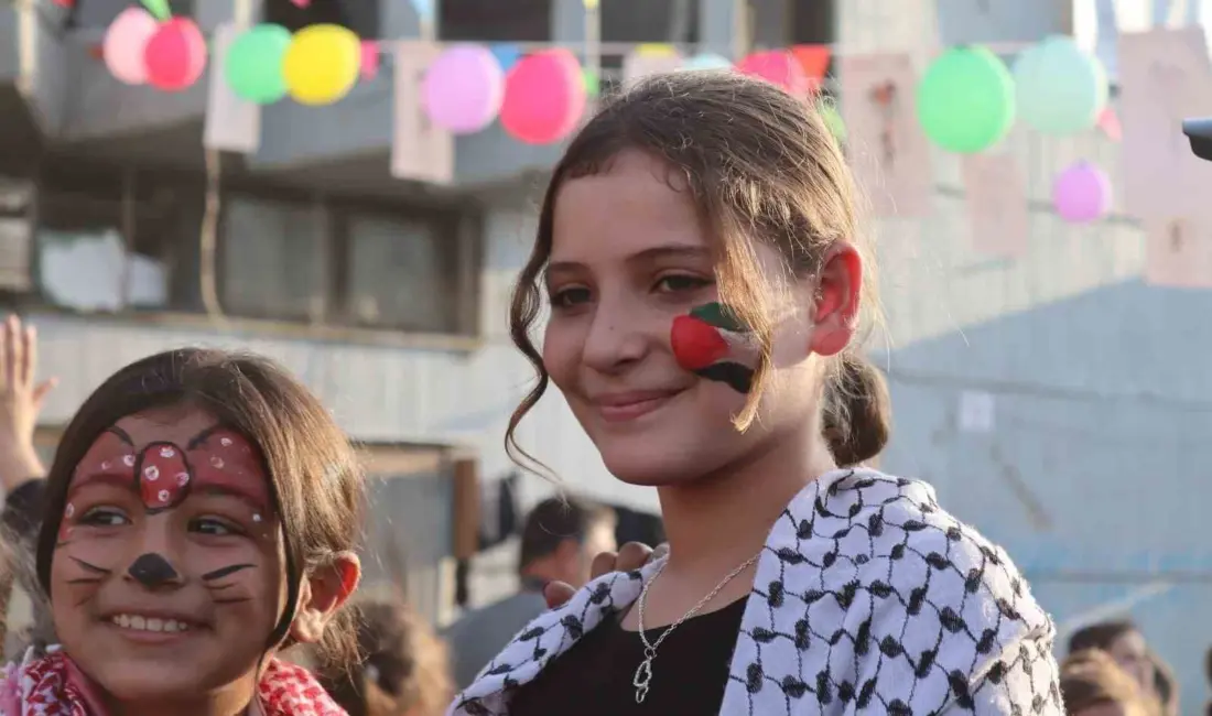 İsrail’in saldırılarının sürdüğü Gazze Şeridi’nde çocuklar için sinema festivali düzenlendi.