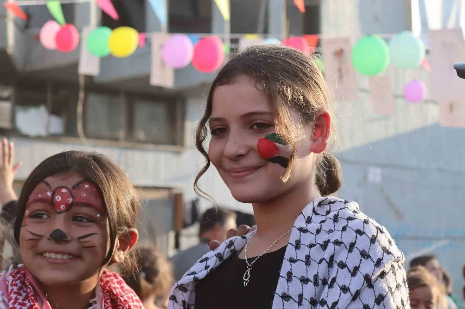 İsrail’in saldırılarının sürdüğü Gazze Şeridi’nde çocuklar için sinema festivali düzenlendi.