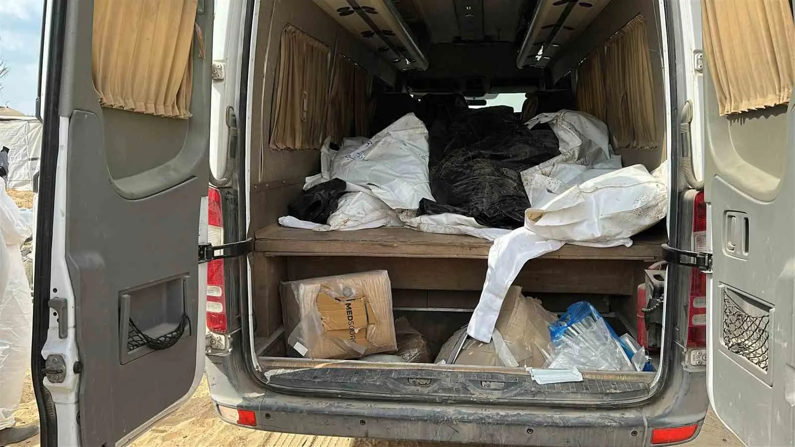 Gazze Şeridi’nde İsrail’den teslim alınan 30 Filistinlinin cenazesi, kimliklerinin tespit