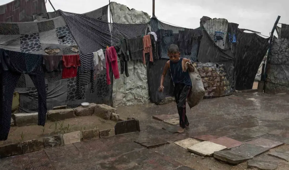 Gazze Şeridi’nde etkili olan şiddetli yağışlar, İsrail saldırıları nedeniyle yerinden