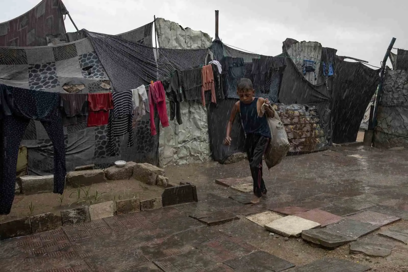 Gazze Şeridi’nde etkili olan şiddetli yağışlar, İsrail saldırıları nedeniyle yerinden