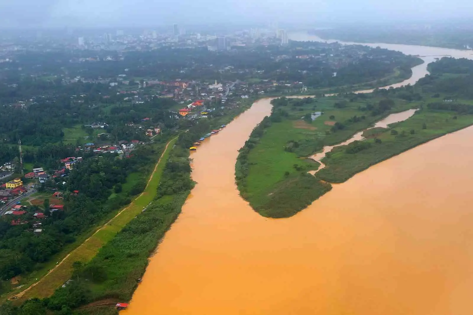 Güney Asya ülkelerindeki şiddetli yağışların yol açtığı sel ve toprak