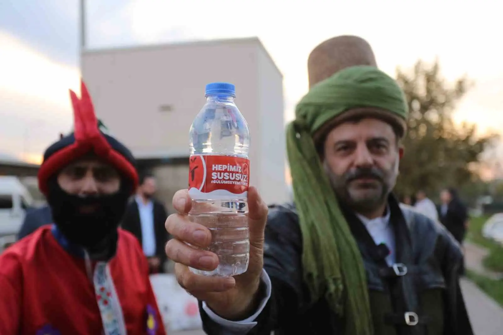 Gürsu Belediye Başkanı Mustafa Işık, yanına Hacivat ve Karagözü alarak