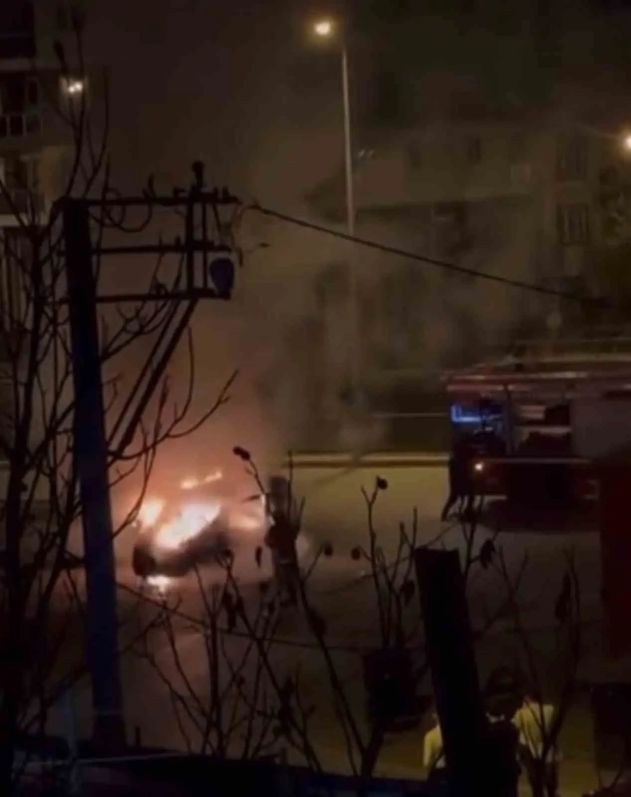 Bursa’nın Yıldırım ilçesinde hafif ticari bir araç, gece saatlerinde henüz