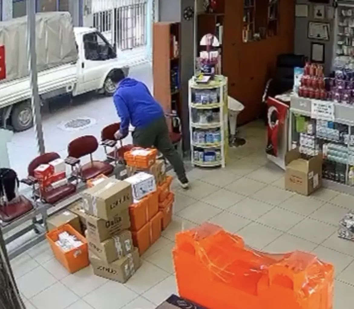 Bursa’nın Yıldırım ilçesinde eczane çalışanı genç kadın, hava almak için