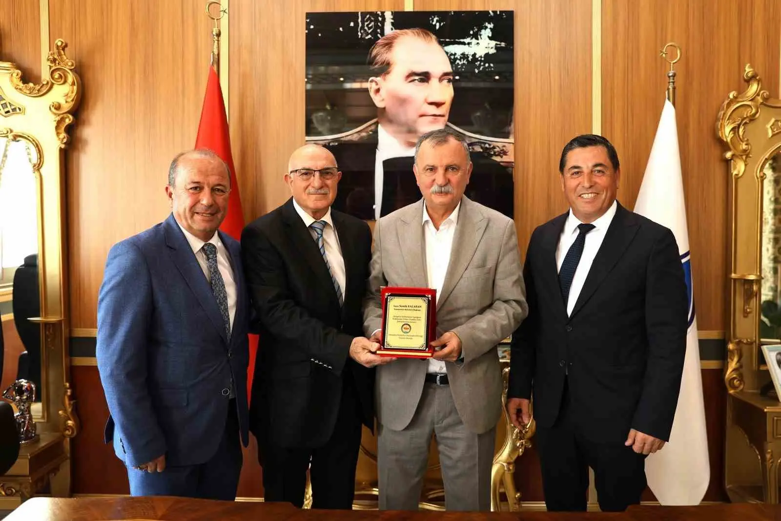 Manisa’da faaliyetlerini sürdüren hemşehri dernekleri, Yunusemre Belediye Başkanı Semih Balaban’a
