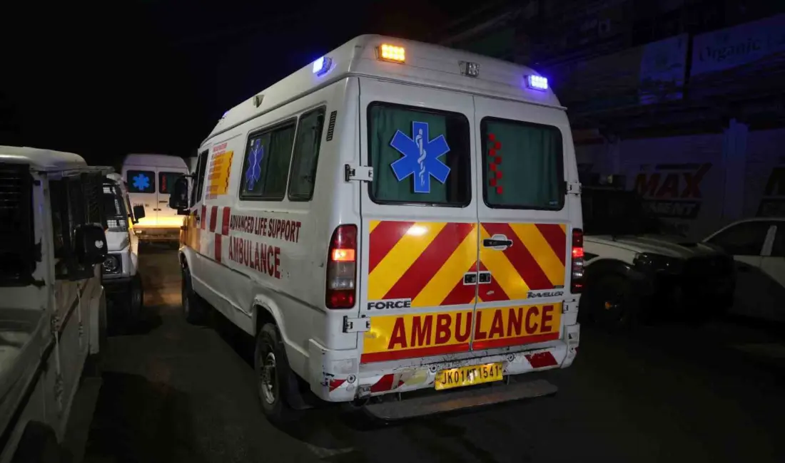 Hindistan’ın Cemmu Keşmir eyaletindeki bir karakolda toplanan patlayıcılardan numune alındığı