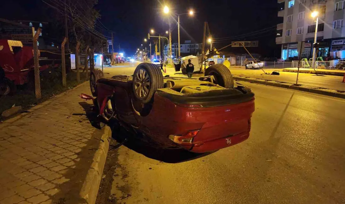 Bursa’da hızla gelen otomobil, aynı istikametteki kamyonete çarpması sonucu ortalık