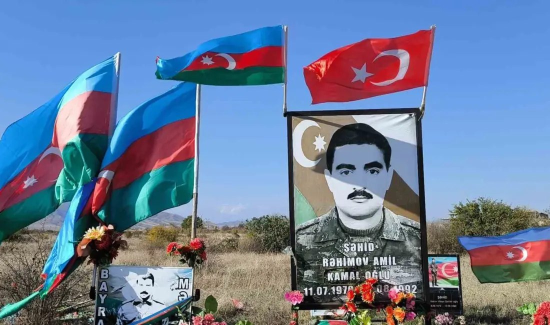 Hocalı’da yer gök Azerbaycan, Ağdam’da bulunan şehit mezarlarında Azerbaycan-Türkiye bayrakları