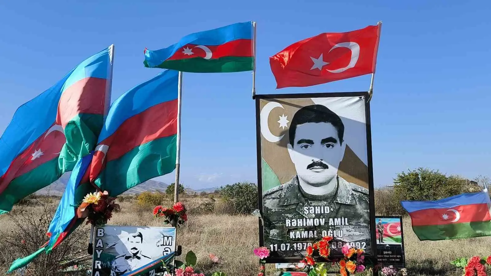 Hocalı’da yer gök Azerbaycan, Ağdam’da bulunan şehit mezarlarında Azerbaycan-Türkiye bayrakları