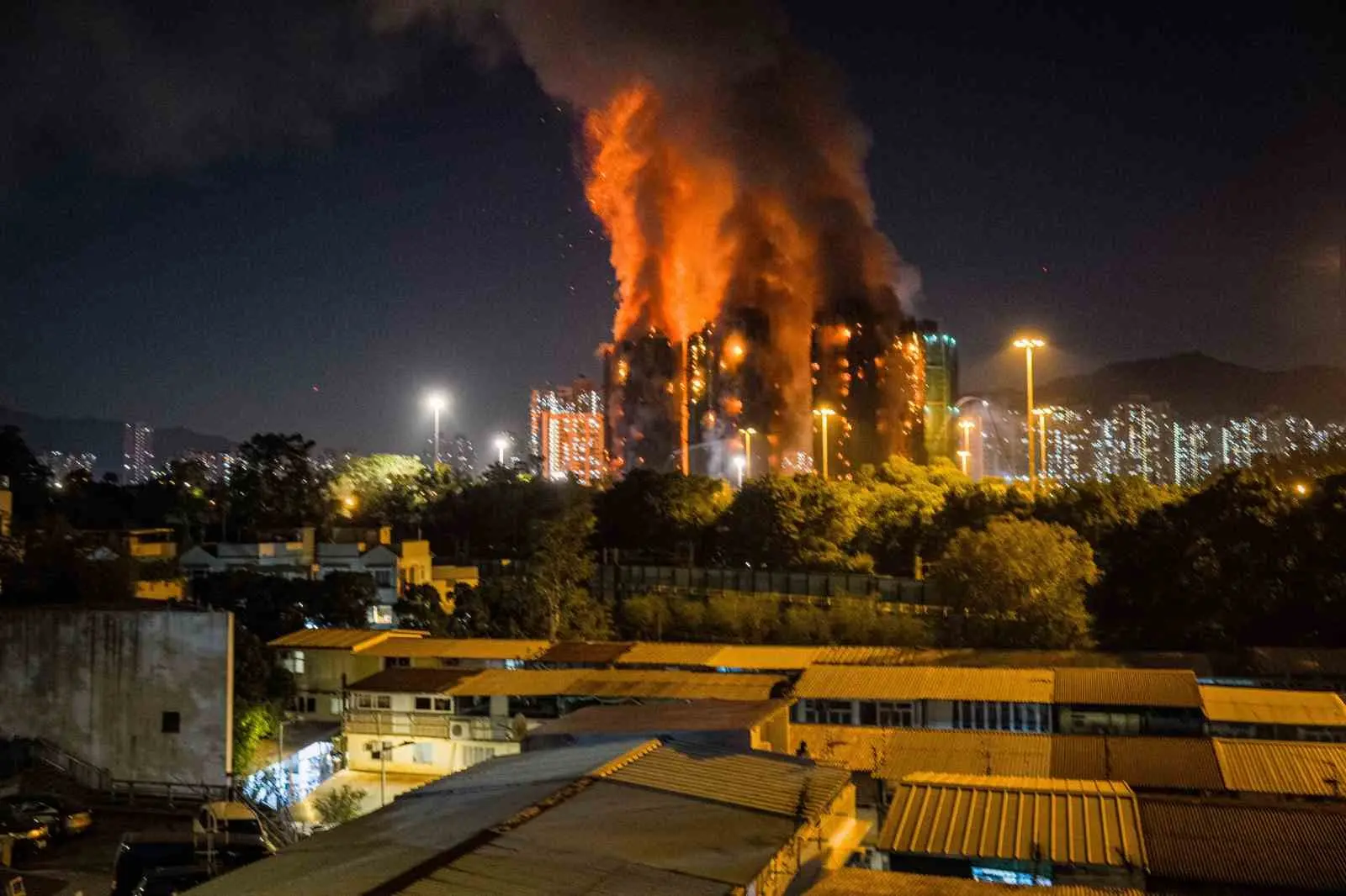 Hong Kong’un Tai Po bölgesindeki 31 katlı gökdelende çıkan ve