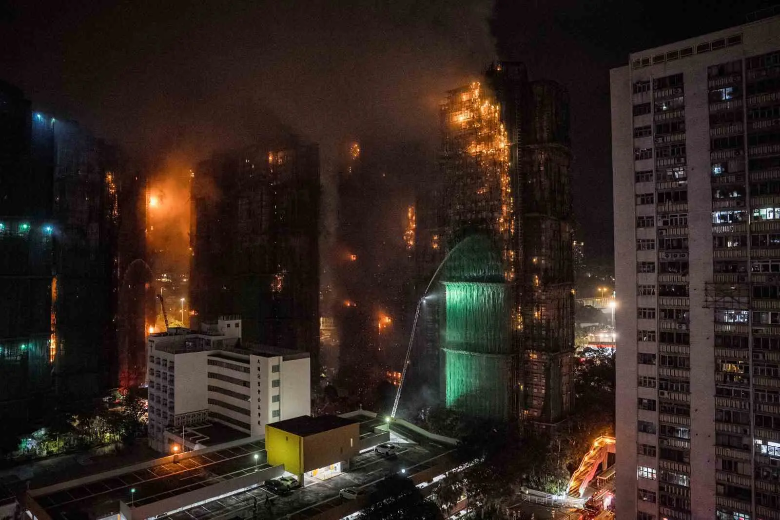 Hong Kong’daki bir gökdelende dün çıkan yangında hayatını kaybedenlerin sayısı