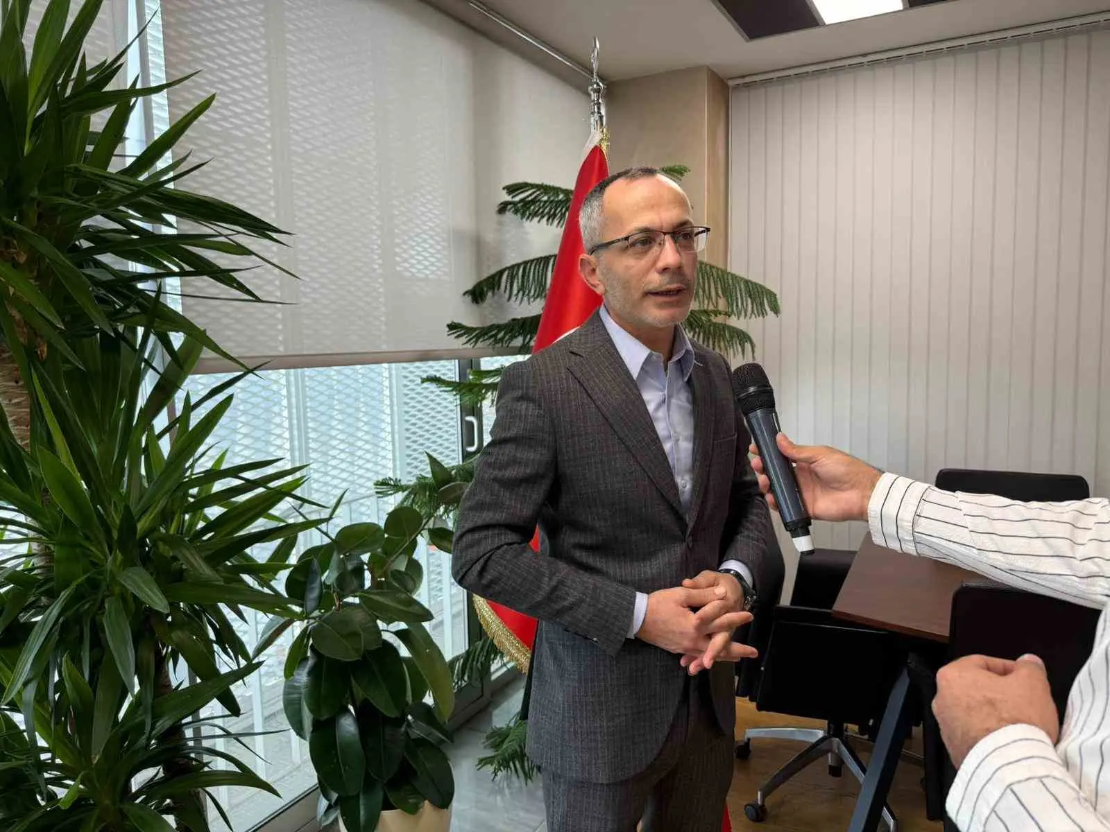 İBB hafriyat alanı ilan edilen Arnavutköy’deki Mavi Göl yolunu asfaltladı.