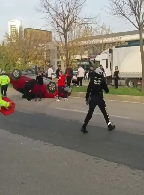 Bursa’da iki otomobilin karıştığı kazada, takla atan araçta sıkışan sürücü