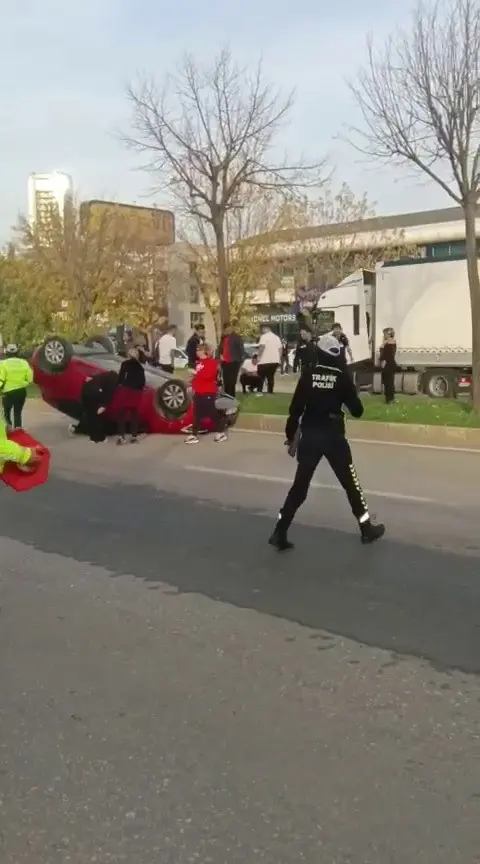 Bursa’da iki otomobilin karıştığı kazada, takla atan araçta sıkışan sürücü
