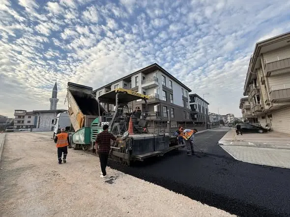 İnegöl Belediyesi Süleymaniye ve Ertuğrulgazi Mahallelerinde 3 ayrı bölgede asfalt