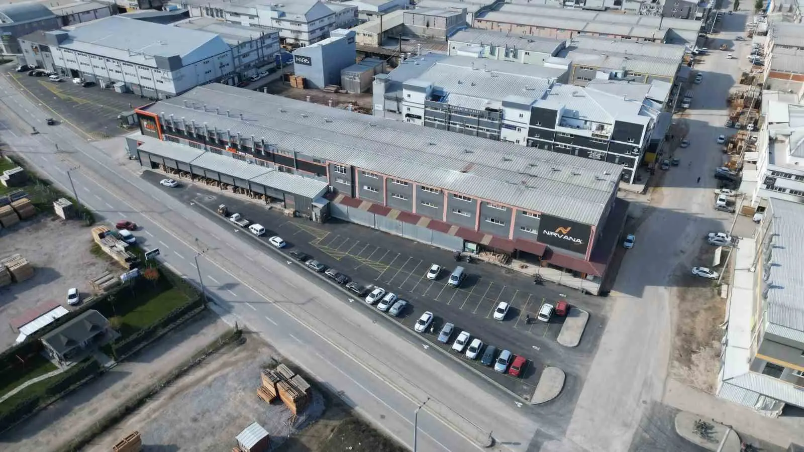 İnegöl Belediyesi Ağaç İşleri Sanayi 31. Mobilya Sokak bölgesinde atıl