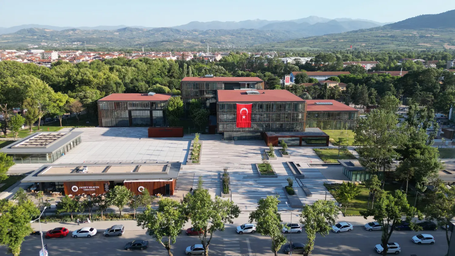 İnegöl Belediyesi’nin üniversite öğrencileri için gerçekleştirdiği eğitim yardımlarının ilk taksit