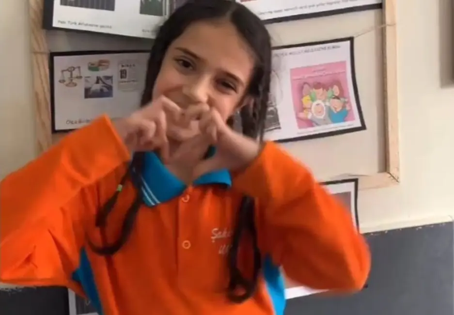 Bursa’nın İnegöl ilçesinde 3’ncü sınıf öğrencileri Öğretmenler Günü’nü işaret diliyle