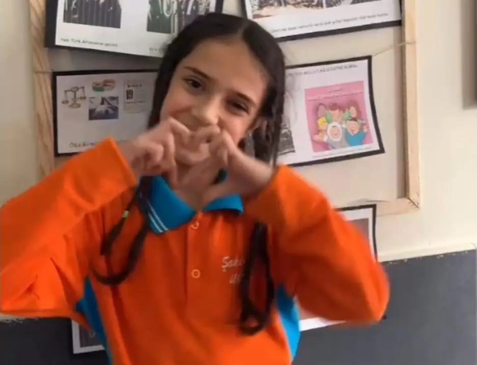 Bursa’nın İnegöl ilçesinde 3’ncü sınıf öğrencileri Öğretmenler Günü’nü işaret diliyle