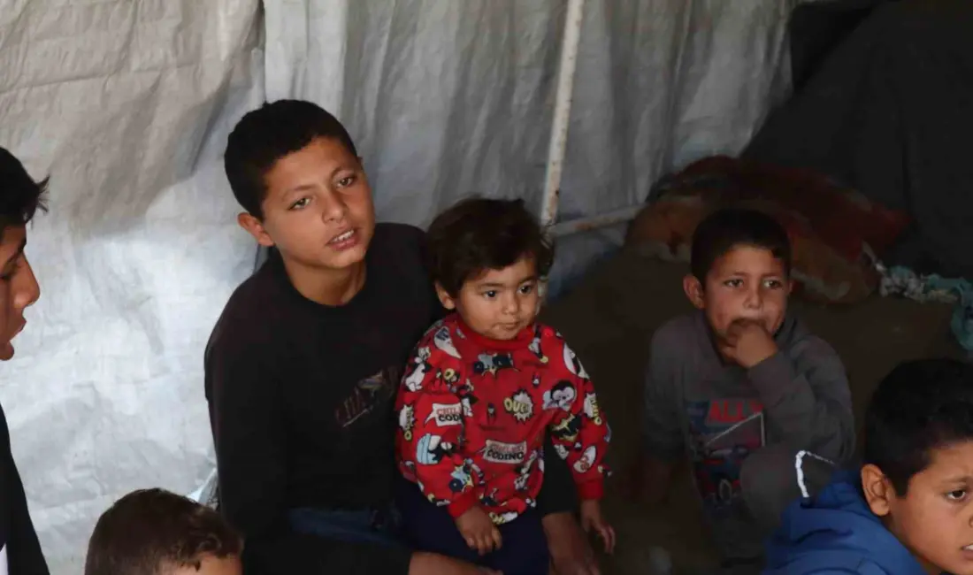 Gazze Şeridi’nde İsrail’in gerçekleştirdiği saldırılar sonucu 5 oğlunu kaybeden Filistinli