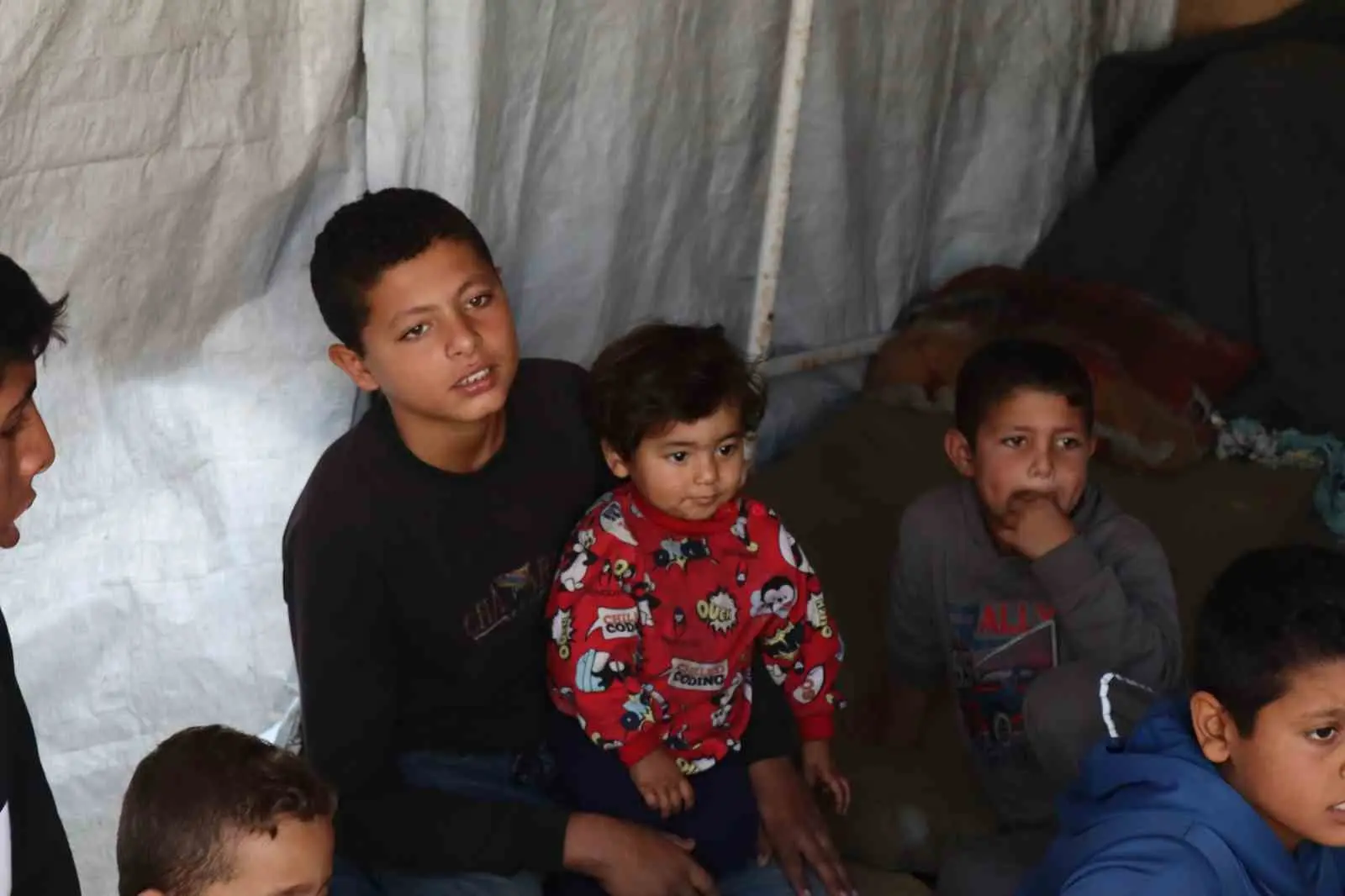 Gazze Şeridi’nde İsrail’in gerçekleştirdiği saldırılar sonucu 5 oğlunu kaybeden Filistinli