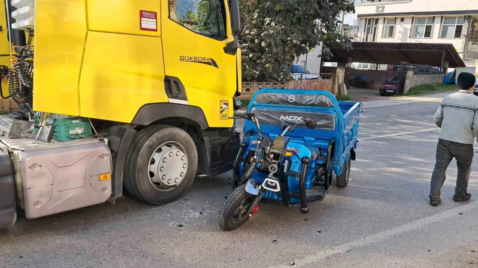 Bursa’nın İznik ilçesinde elektrikli bisiklet ile tırın çarpışması sonucu meydana