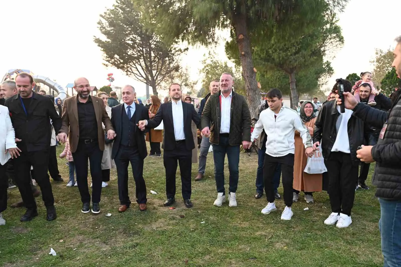Karacabey Belediyesi’nin destekleriyle, Karacabey Karadenizliler Derneği tarafından düzenlenen 1. Hamsi