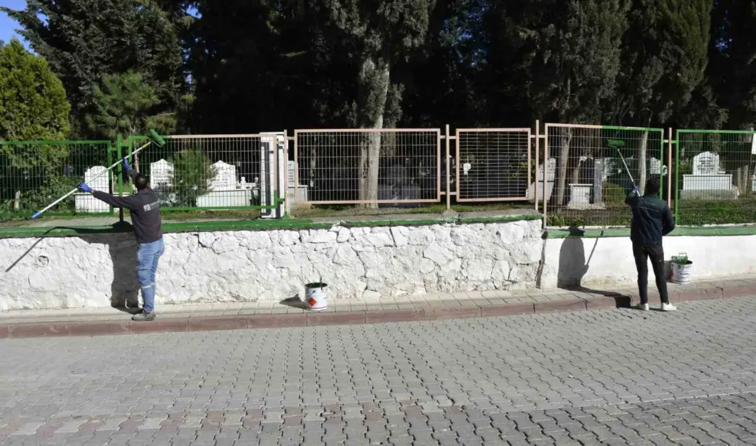 Karacabey Belediyesi, ilçe genelindeki mezarlıklarda bakım ve temizlik çalışmalarını kesintisiz