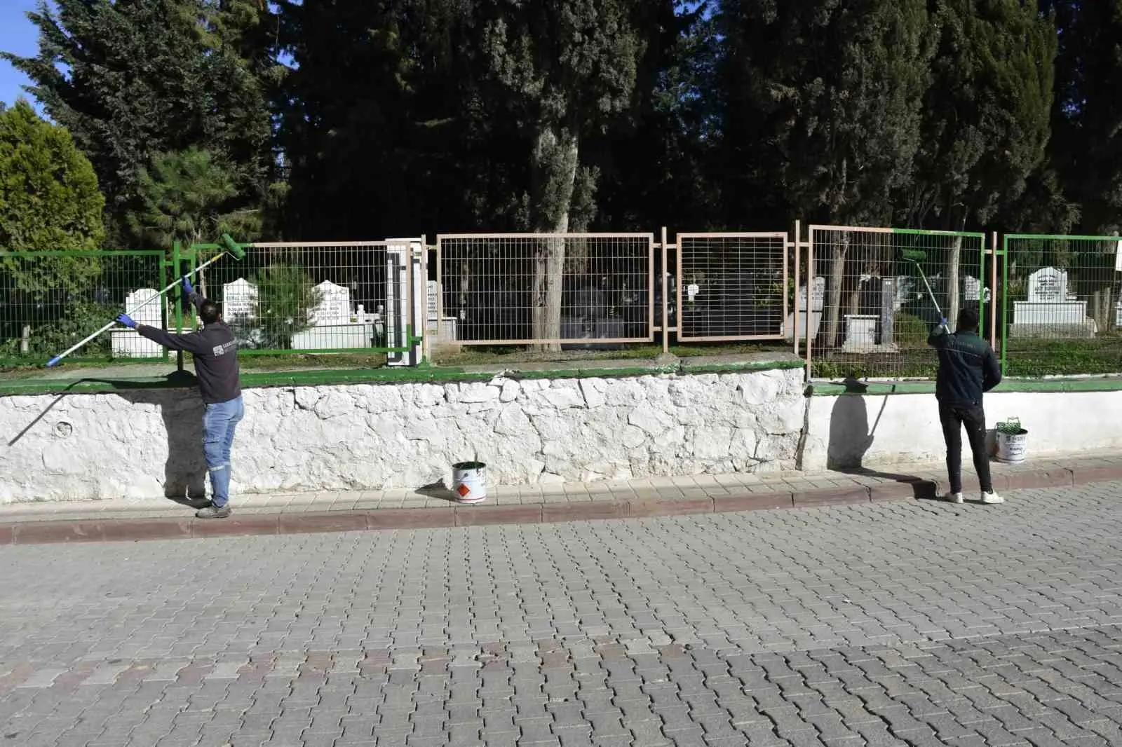 Karacabey Belediyesi, ilçe genelindeki mezarlıklarda bakım ve temizlik çalışmalarını kesintisiz