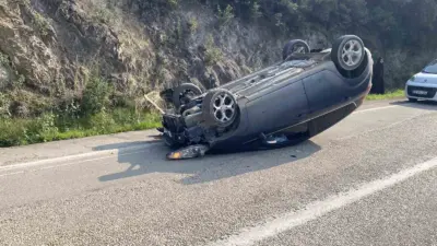 Bursa’nın Mudanya ilçesi Kumyaka girişinde kontrolden çıkan otomobil kayalara çarparak