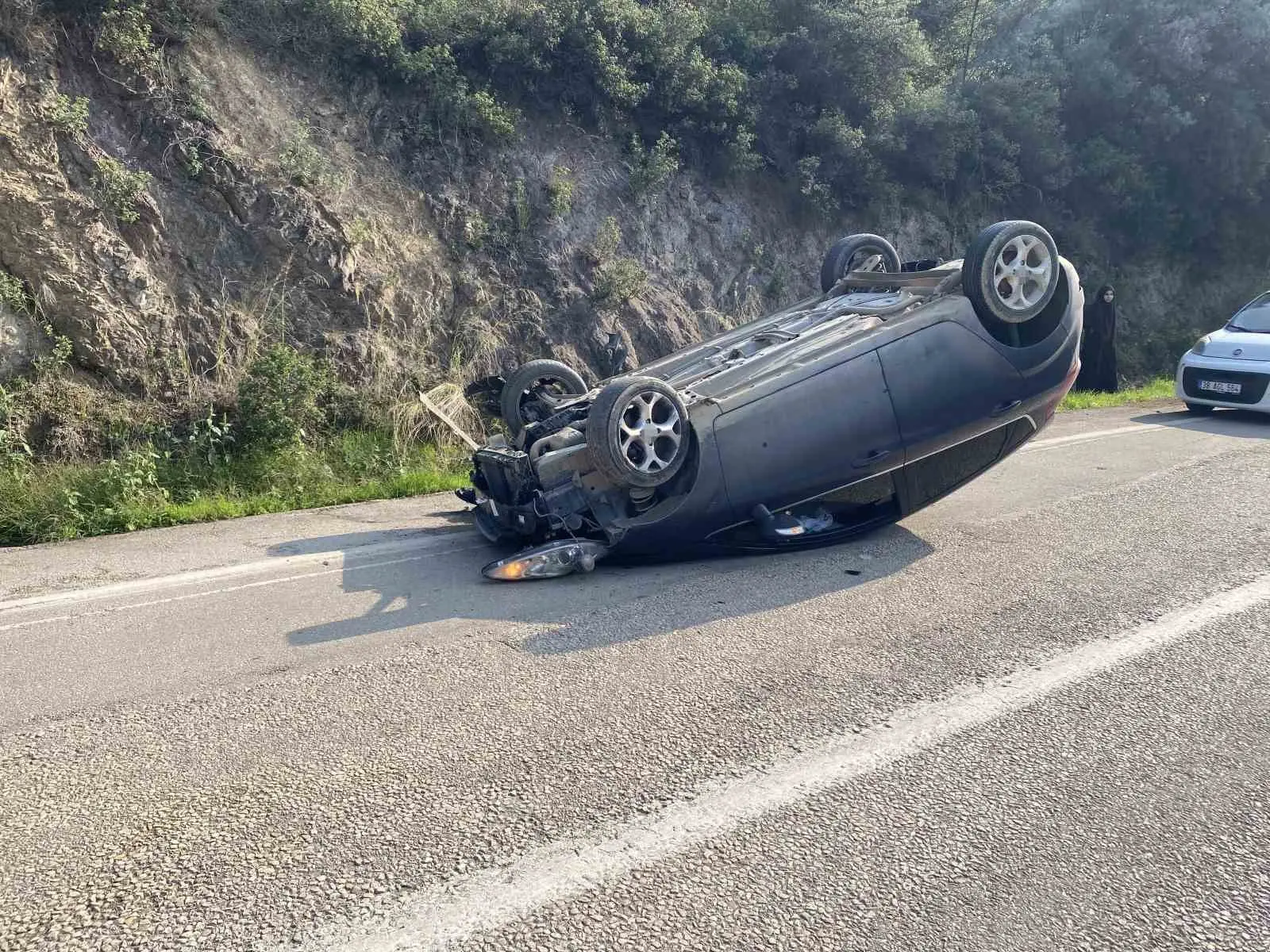 Bursa’nın Mudanya ilçesi Kumyaka girişinde kontrolden çıkan otomobil kayalara çarparak