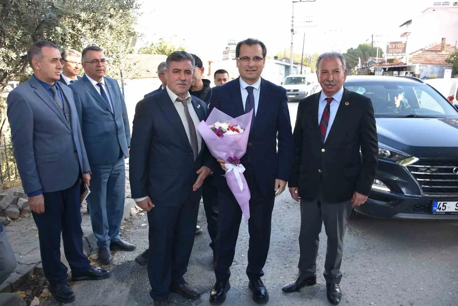 Manisa’nın Salihli İlçe Kaymakamı Ali Güldoğan, ’Vatandaşlarla buluşma programı’ kapsamında