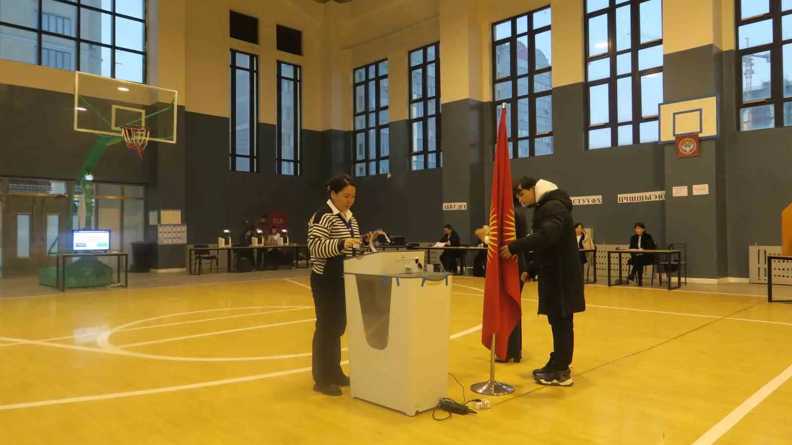 Kırgızistan’da erken parlamento seçimleri için oy verme işlemi yerel saat