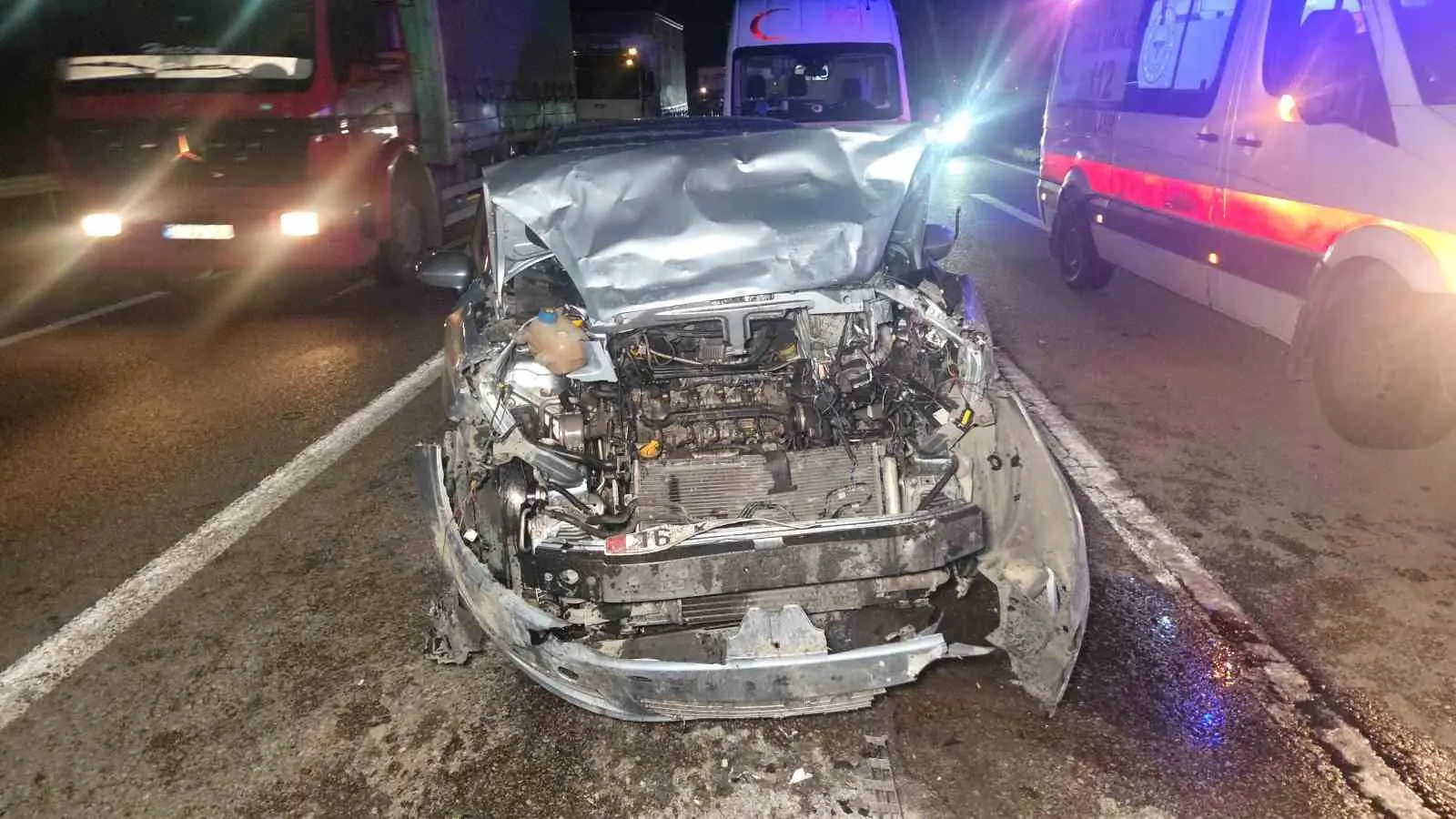 Bursa’nın Orhangazi ilçesinde kırmızı ışıkta bekleyen otomobile, başka bir otomobilin