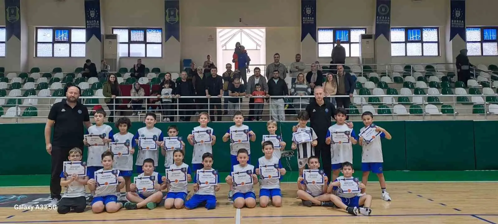 Bursa Büyükşehir Belediyesi’nin Kış Spor Okulları’nda ikinci dönemin ardından çocuklar