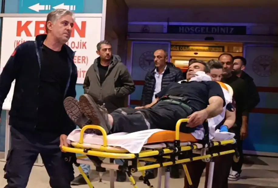 Bursa’nın İnegöl ilçesinde evinin bahçesinde römorktan kömür indirirken yüzüne demir