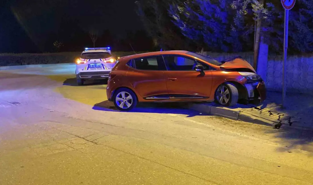 Bursa’nın İnegöl ilçesinde meydana gelen kazada kontrolden çıkan otomobil beton