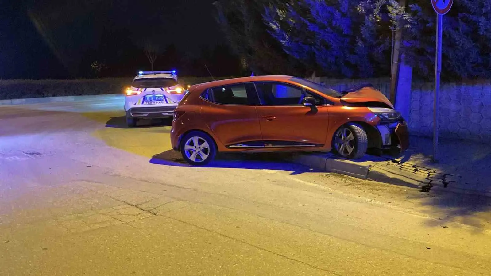 Bursa’nın İnegöl ilçesinde meydana gelen kazada kontrolden çıkan otomobil beton