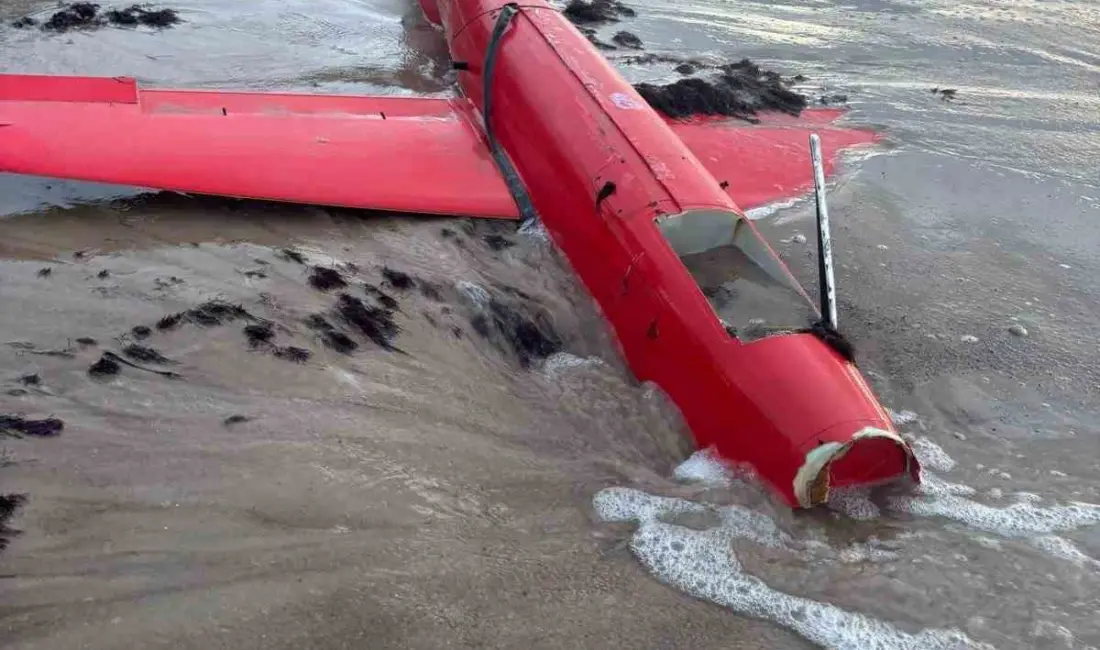Letonya’nın Liepaja kentinde bir insansız hava aracı (İHA) enkazı kıyıya