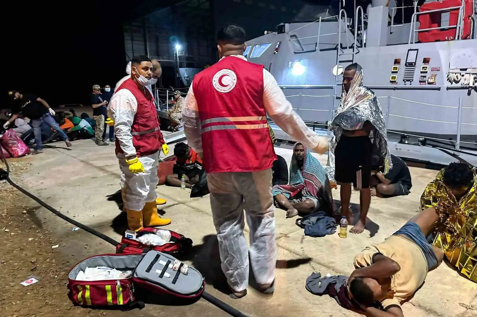 Libya açıklarında 95 düzensiz göçmeni taşıyan 2 teknenin alabora olması