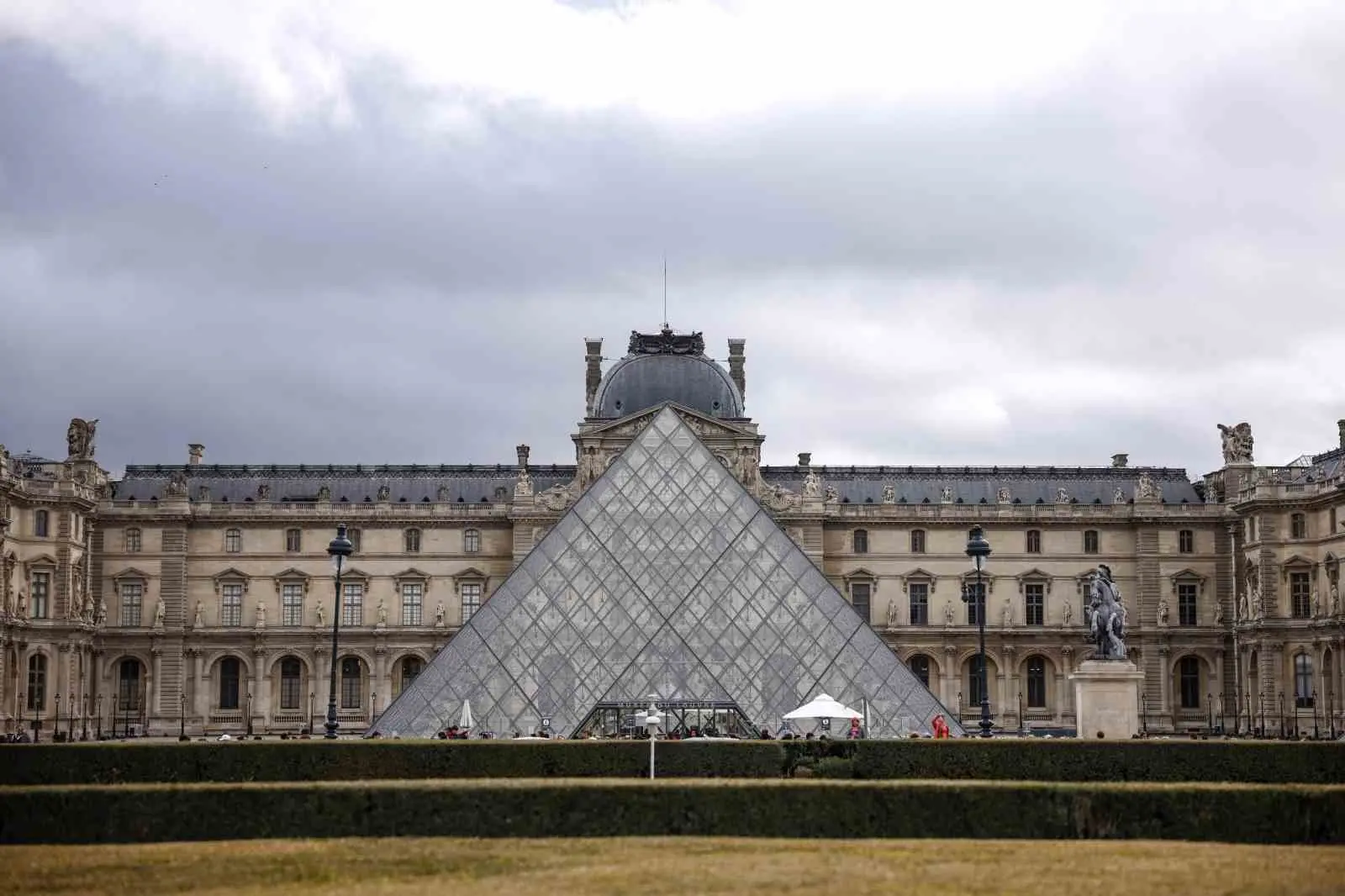 Fransa’nın başkenti Paris’teki Louvre Müzesi’nde, 19 Ekim’de gerçekleştirilen 88 milyon
