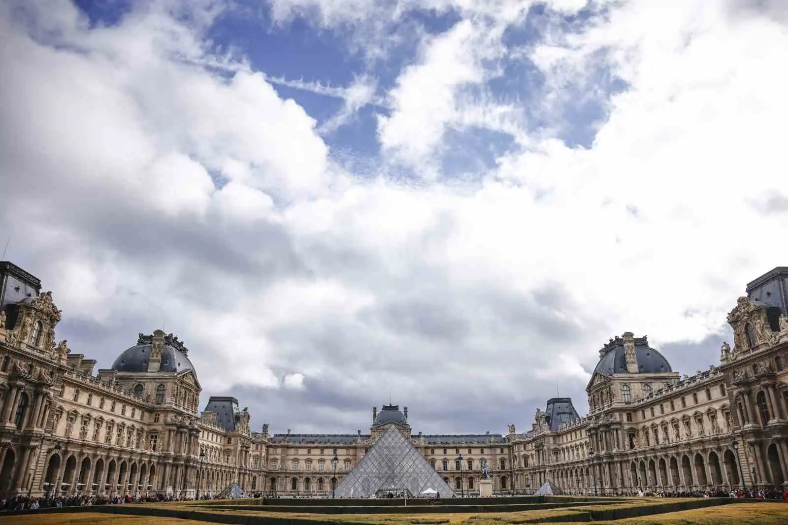 Fransa’nın başkenti Paris’teki ünlü Louvre Müzesi’nde Yunan seramiklerinin sergilendiği Campana