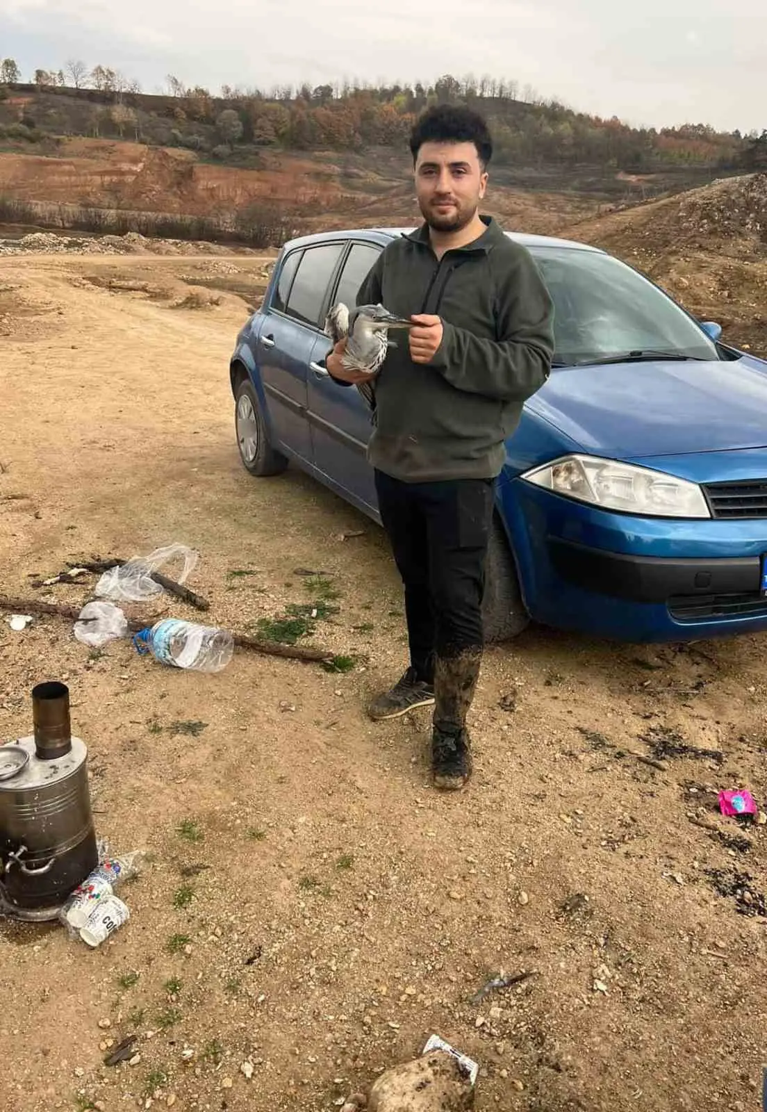 Bursa’nın İnegöl ilçesinde doğa gezisine çıkan 2 genç, ağaçta misinaya