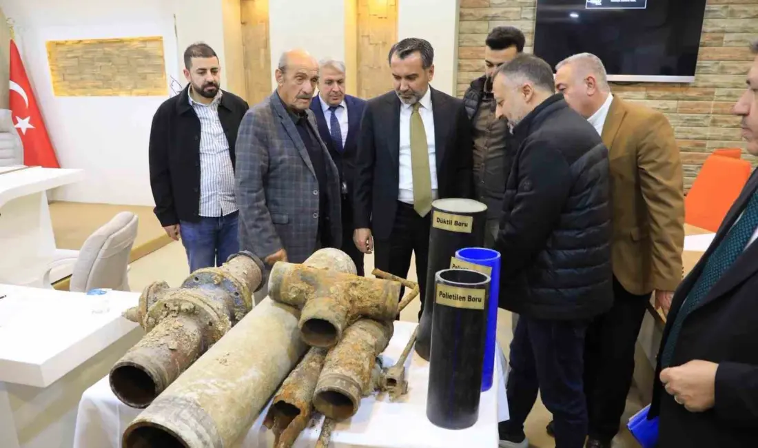 Meclis toplantısına eski ve yeni içme suyu borularını getirerek aradaki