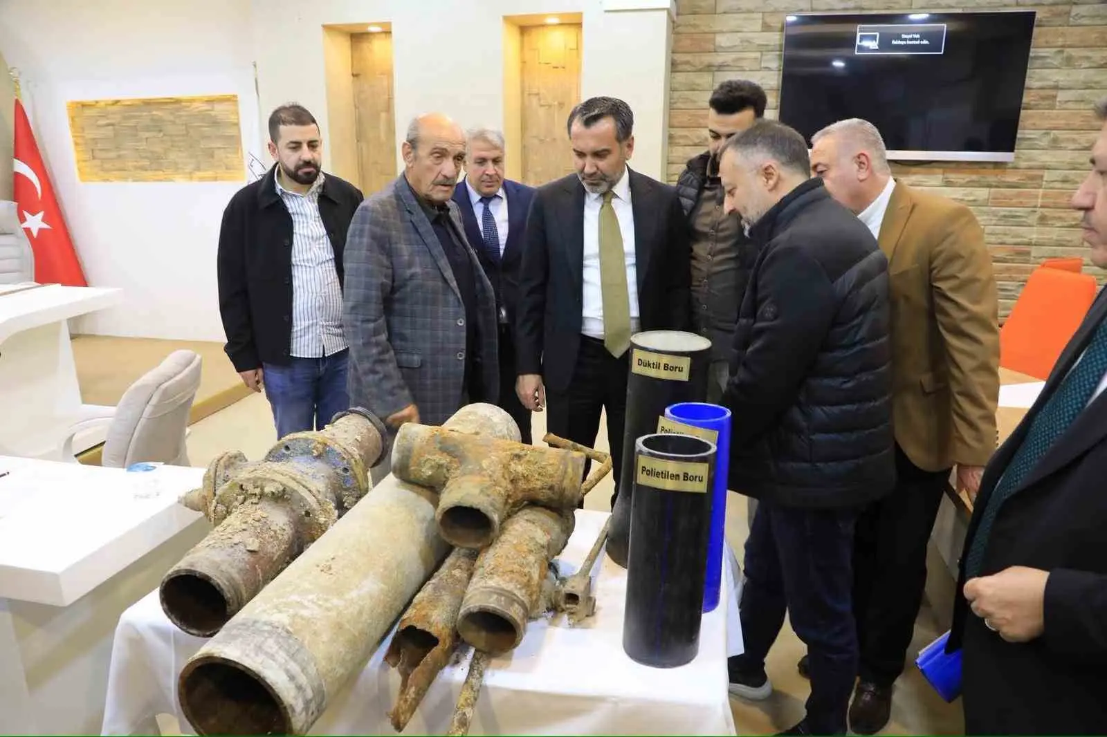 Meclis toplantısına eski ve yeni içme suyu borularını getirerek aradaki