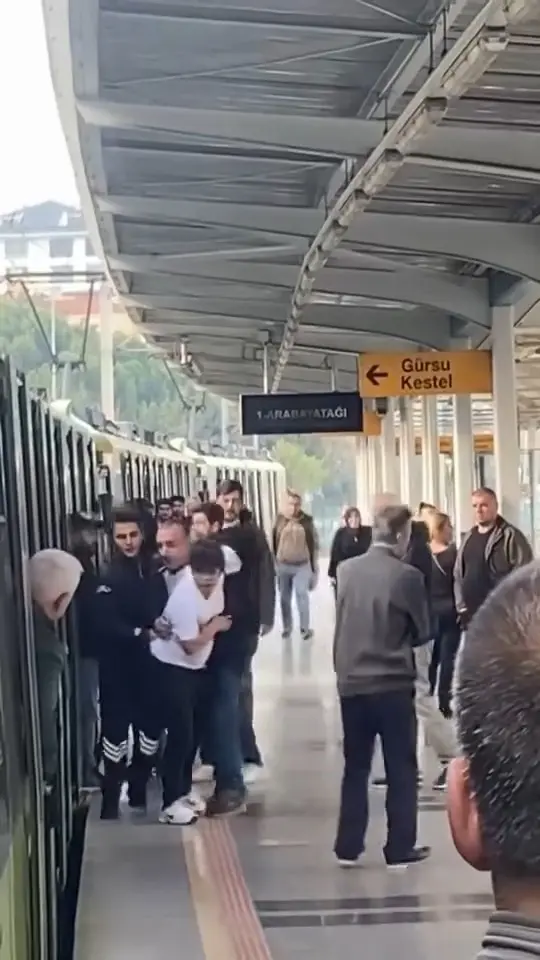 Bursa’da metroda vatandaş ile bir genç arasında yaşanan tartışma cep