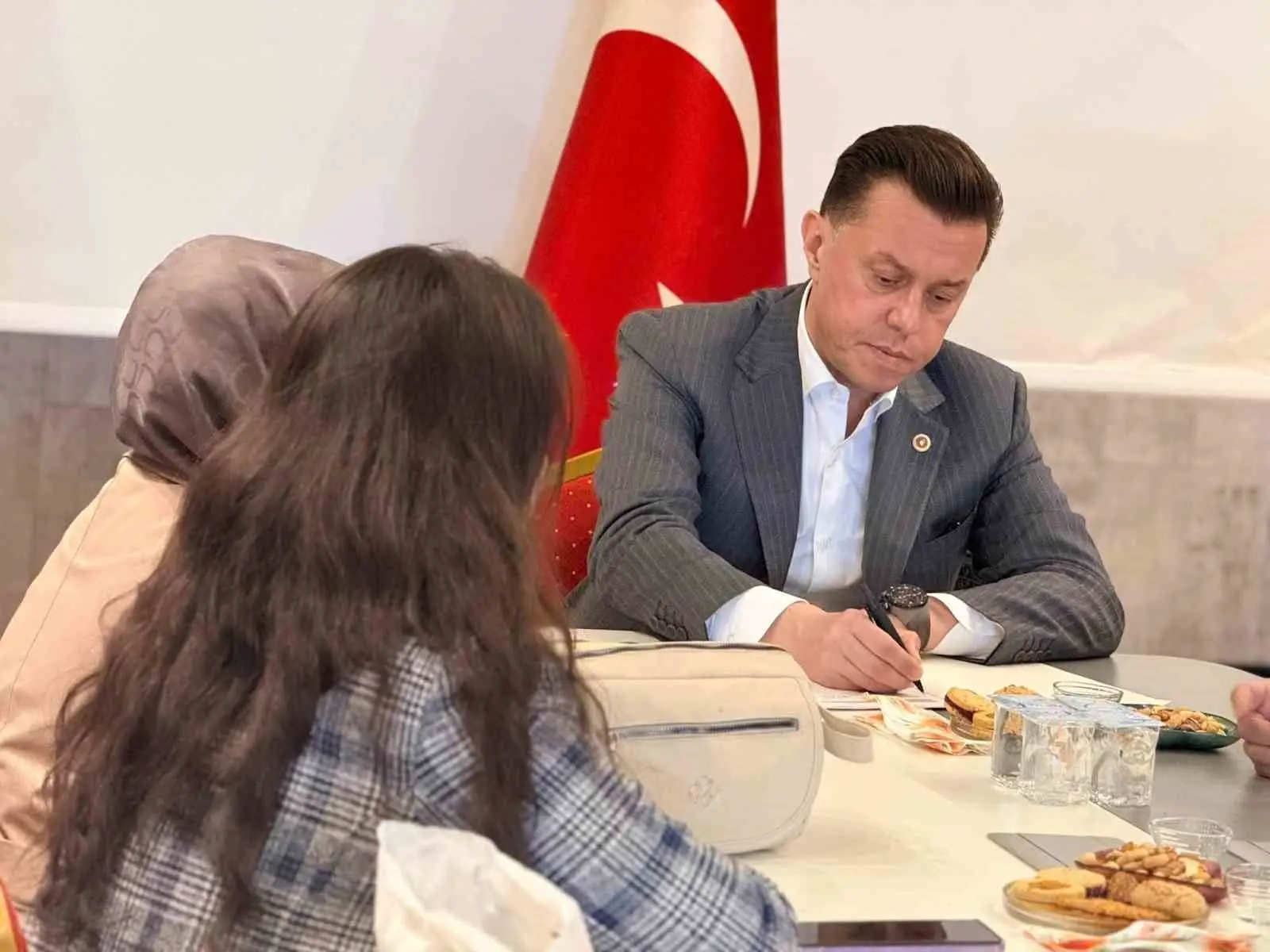 AK Parti Eskişehir Milletvekili Nebi Hatipoğlu, vatandaşlarla bir araya gelerek