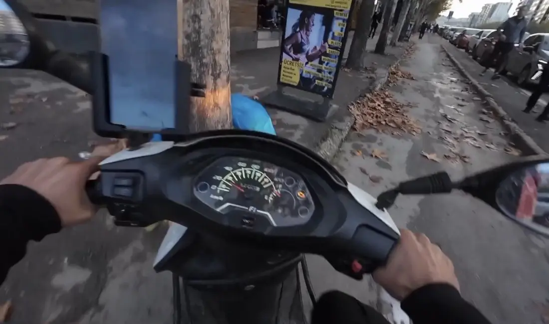 Bursa’da başka bir araç sürücüsüne sözlü olarak tepki gösteren motosikletli,