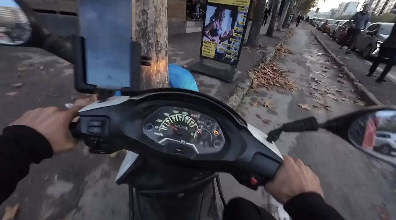 Bursa’da başka bir araç sürücüsüne sözlü olarak tepki gösteren motosikletli,